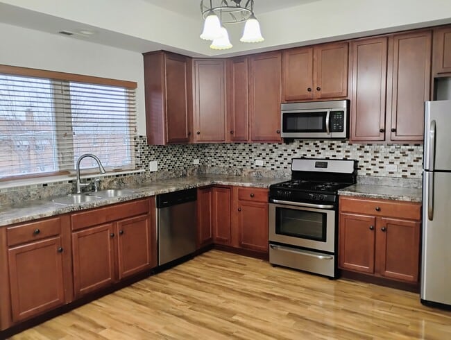 Building Photo - 397 Alles St