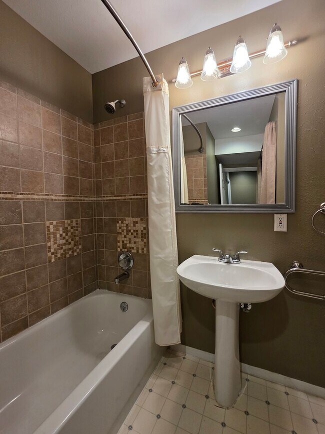 Building Photo - 3 Bedroom 2 Bathroom House With Huge Backy...