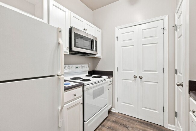 Building Photo - 270 Riverbend Dr