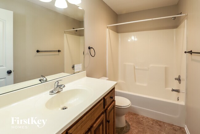 Building Photo - 8700 N Colrain Ct