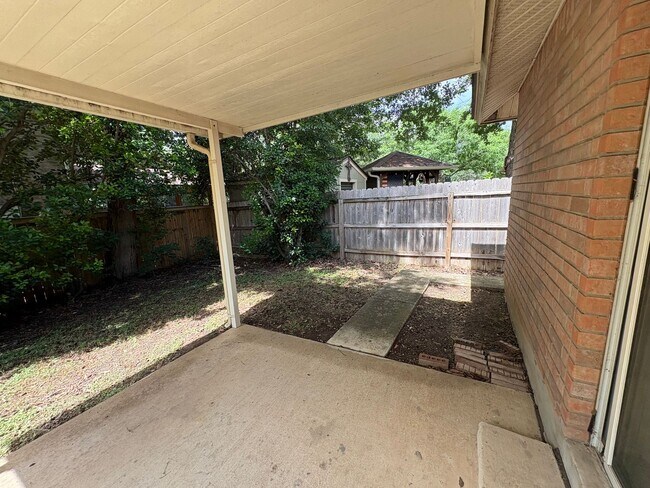Building Photo - Beautiful home on corner lot.