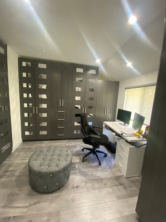 Building Photo - 9419 Via Patricia