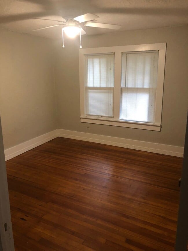 Building Photo - Cute 2 bed, 1 1/2 bathroom house in betwee...