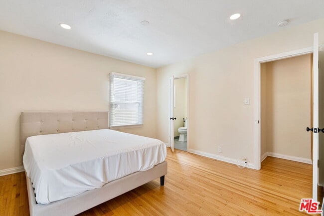 Building Photo - 2148 Prosser Ave