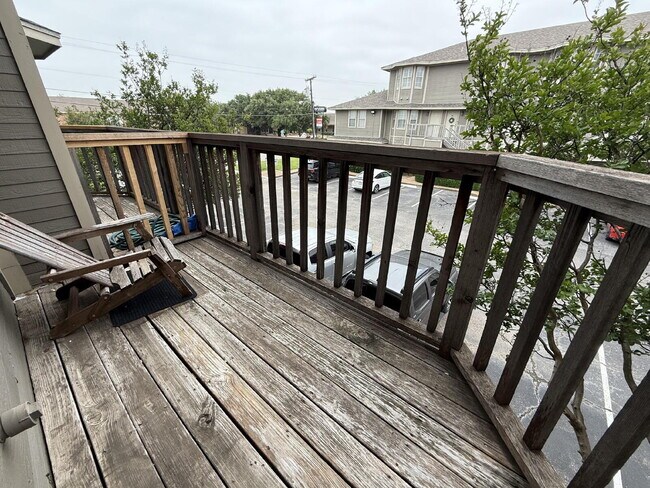 Building Photo - Spacious 2 Bed, 2.5 Bath Condo on Speight Ave with Private Porch & Community Pool