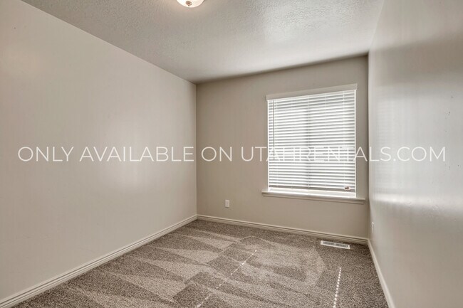 Building Photo - 793 N 2560 E