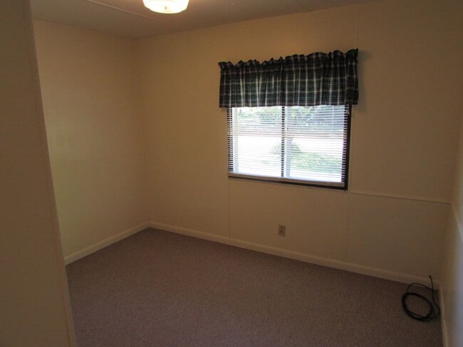 Building Photo - Quiet Country Setting Home