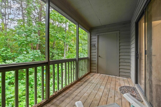 Building Photo - This beautifully maintained 2-bedroom, 2-bath 3rd Floor unit in Lake Wylie Woods is a Gem!