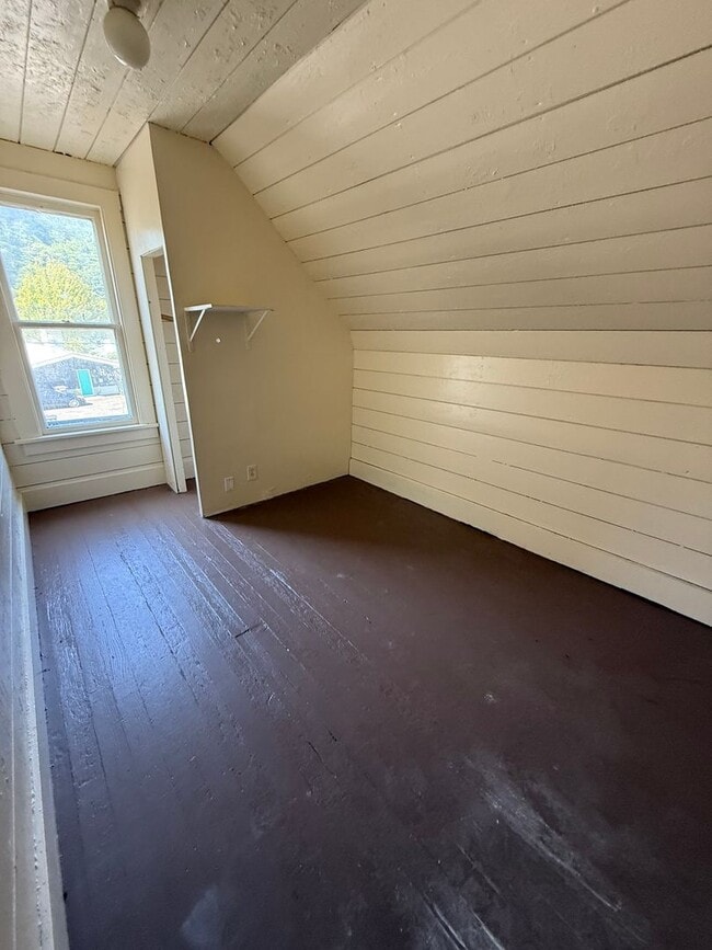 Building Photo - 3bd 1 1/2 ba