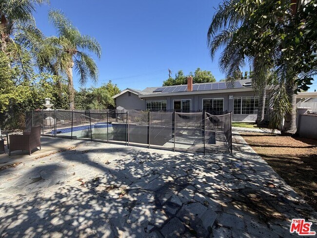 Building Photo - 10609 Reseda Blvd