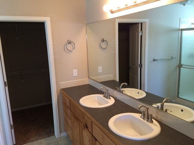 Building Photo - Stunning 3 Bed / 2.5 Bath 2-Story Home in ...