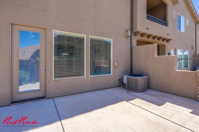 Building Photo - Pet Friendly 4 Bedroom Home! Internet Incl...