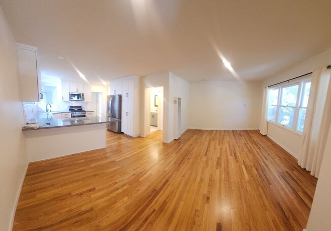 Building Photo - Well maintained 5 bedroom 2 bath with garage