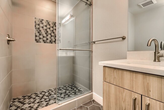 Building Photo - 3 bedroom Townhome + 2 Large Flex Spaces &...