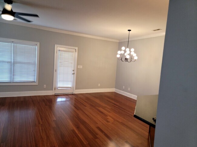 Building Photo - 2316 Dovedale Dr