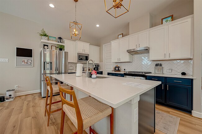 Building Photo - 909-A W 35th St