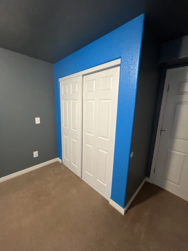 Building Photo - 44 Ranch 5 Bed, 3 Bath Home - 2 Weeks Free...