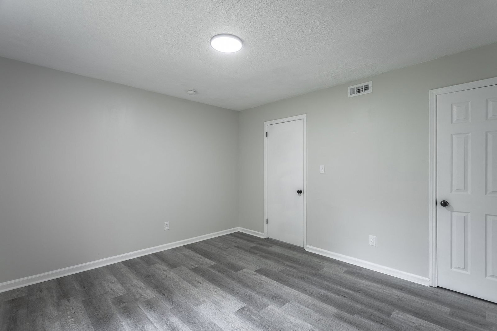 Building Photo - 833 Sylvan Dr