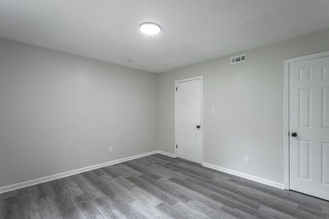 Building Photo - 833 Sylvan Dr
