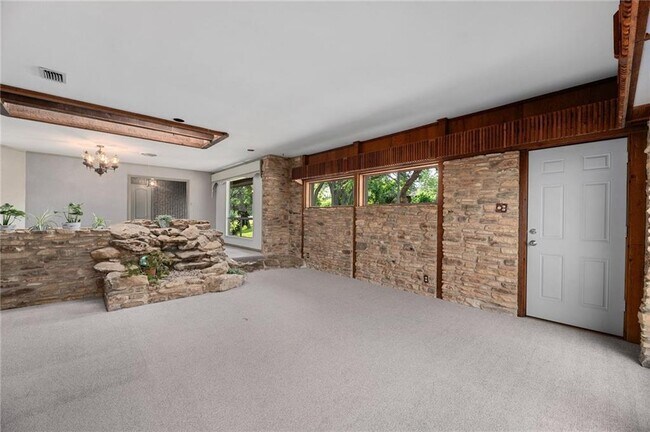 Building Photo - 610 Lancelot Way