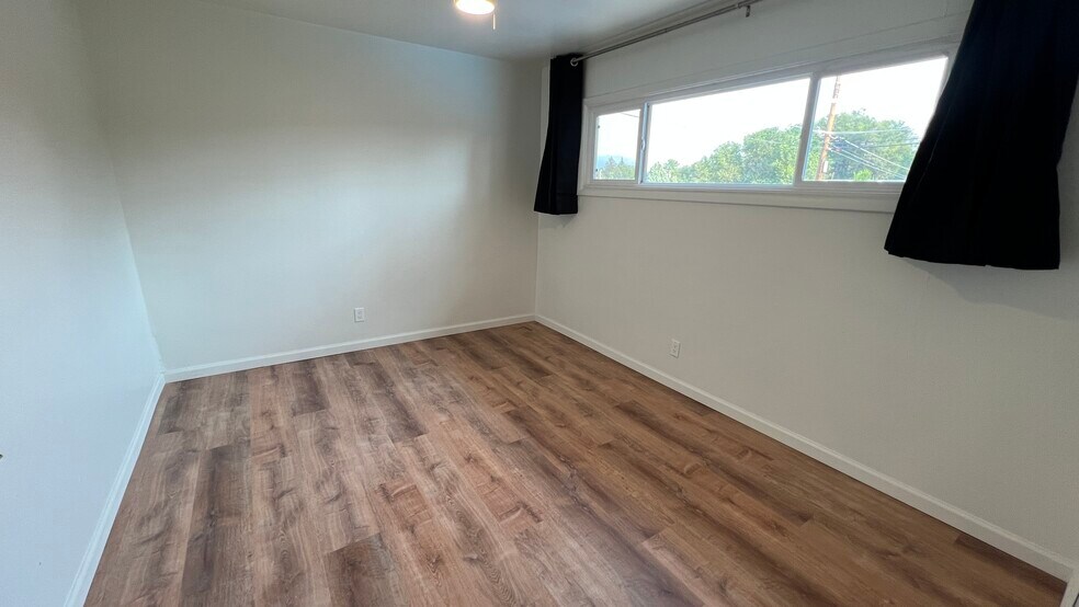 Primary bedroom - 1116 E Fountain Blvd