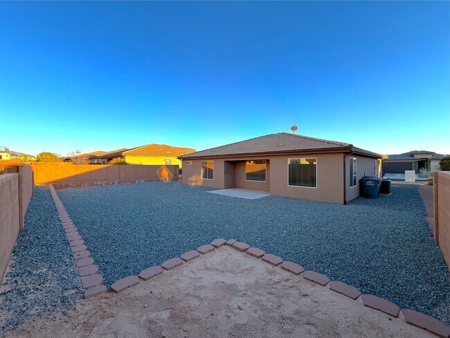 Building Photo - 3 bed, 2 bath home with 2 car garage