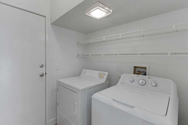 Building Photo - Exceptional 2 Bedroom in Desirable Location & Stunning Amenities