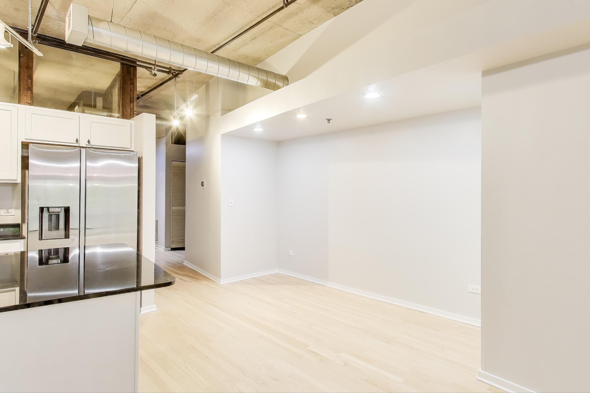 Building Photo - 933 W Van Buren St