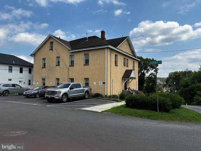 Primary Photo - 615 Summit St