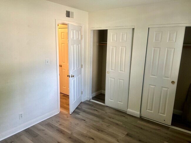 Building Photo - 2025 Benita Dr