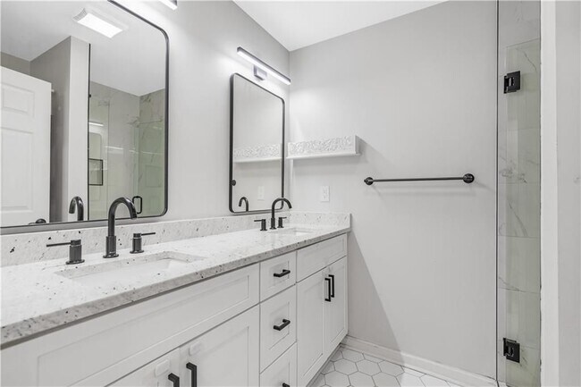 Building Photo - 844 Deckner Ave SW