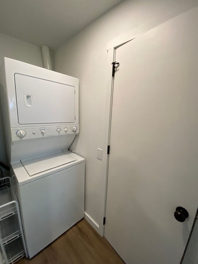 Building Photo - 355irv