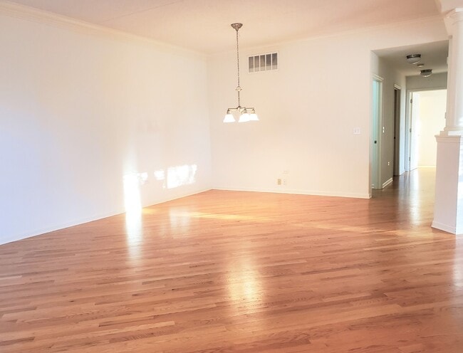 Building Photo - 1914 Crenshaw Cir