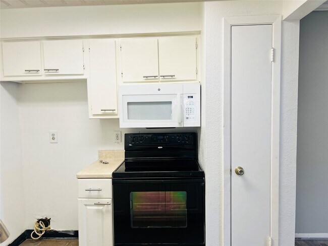 Building Photo - 2800 Jeanetta St