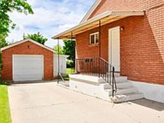 Building Photo - 966 S 200 E St