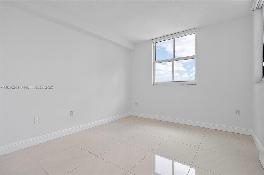 Building Photo - 1250 S Miami Ave