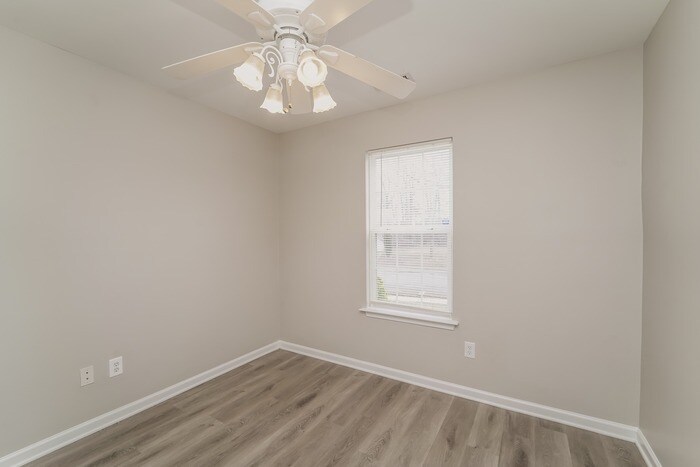 Building Photo - 9421 Dewey Dr