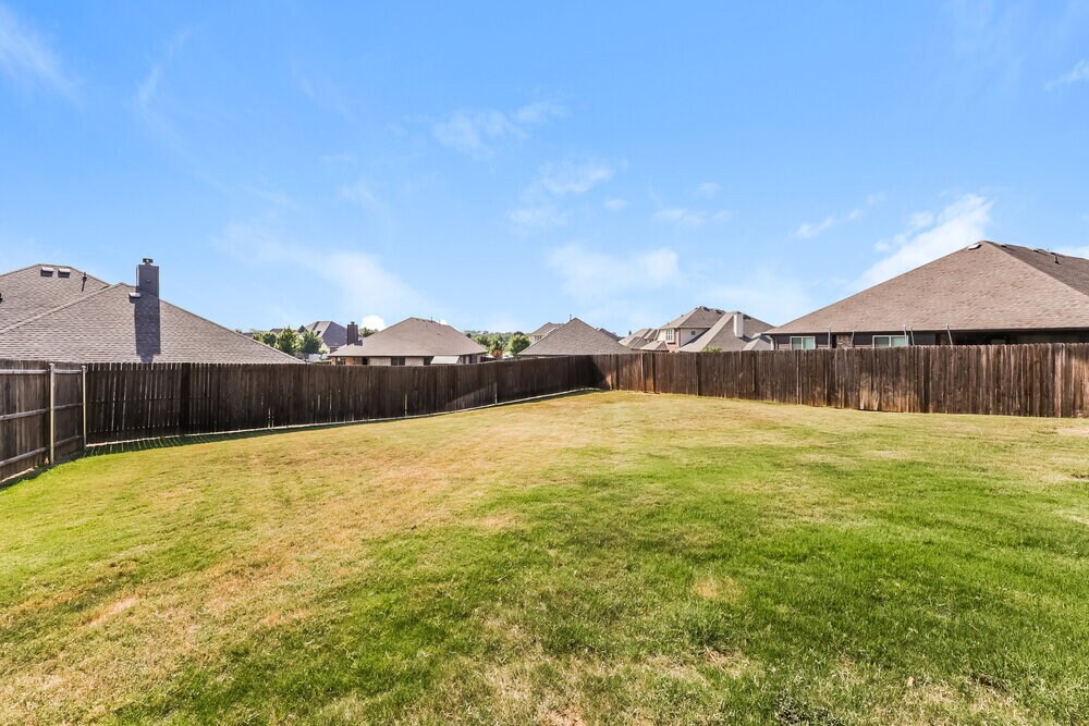 Building Photo - 1024 English Oak Dr