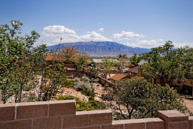 Building Photo - Comfortable home on a cul-de-sac with a great floorplan.