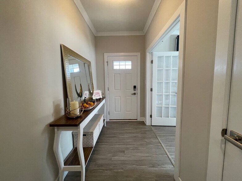 Private main entry with soaring 9-foot ceiling - 3007 Sun Valley Dr