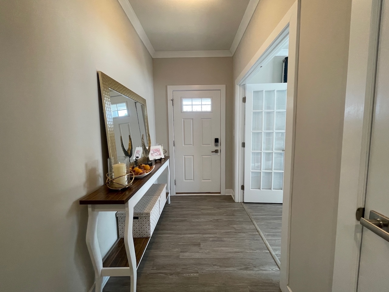 Main entry with soaring 9-foot ceiling - 3007 Sun Valley Dr