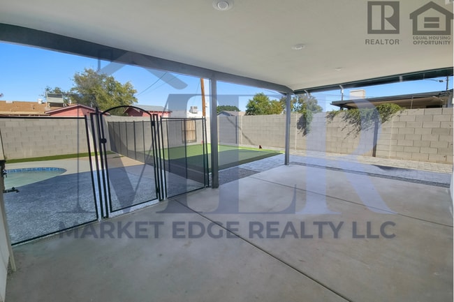 Building Photo - 4Bed/2Bath House at University/Dobson--Complete Remodel w/Pool!