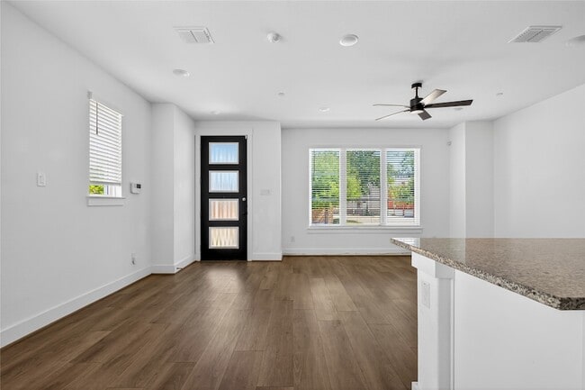 Building Photo - 7613 Reis Ln