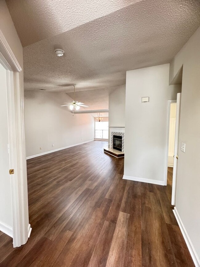 Building Photo - 2BR 2BA One Level Townhome with Garage