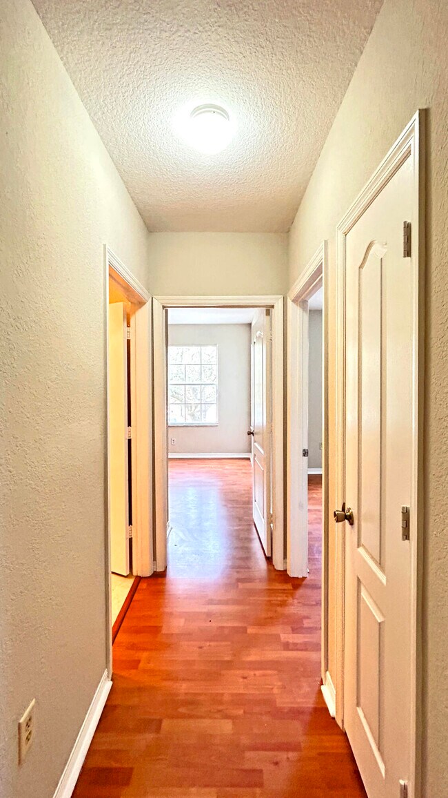 Building Photo - 116 SW Peacock Blvd