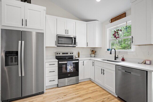 Building Photo - 71 Lafavre Ln