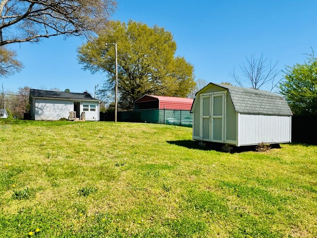 Building Photo - Price just reduced!