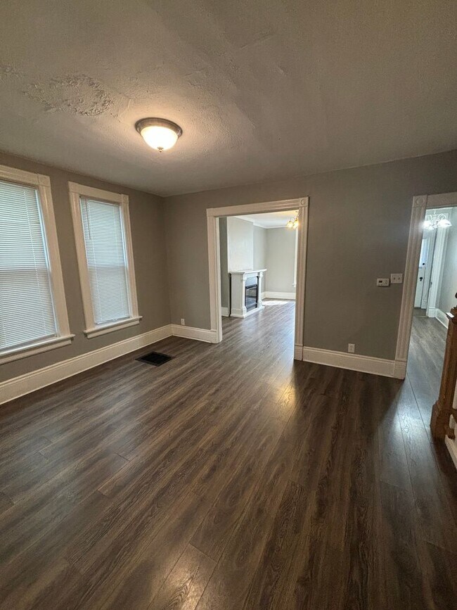 Building Photo - 916 E Lyon St