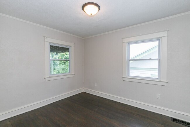 Building Photo - 2024 E 48th Terrace