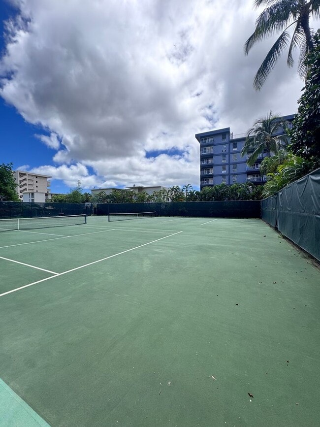 Building Photo - 2 Bed, 2 Bath with reserved, covered parking. Washer/Dryer in unit -Country Club Plaza in Salt Lake